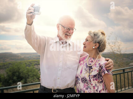 Vieux couple prenant un selfies Banque D'Images