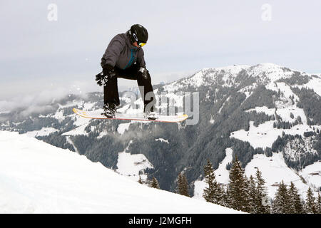 Snowboarder milieu jump Banque D'Images