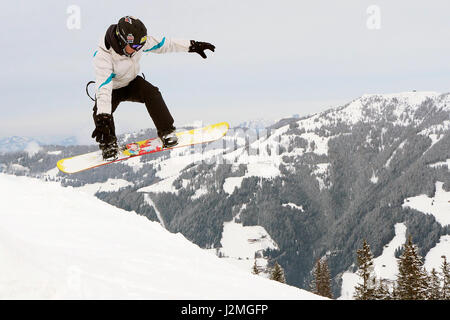 Snowboarder jumping Banque D'Images