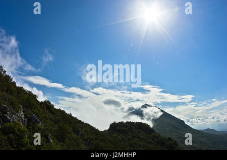 Des pics de montagne de Suva Planina au matin couvert de nuages à l'est de la Serbie Banque D'Images