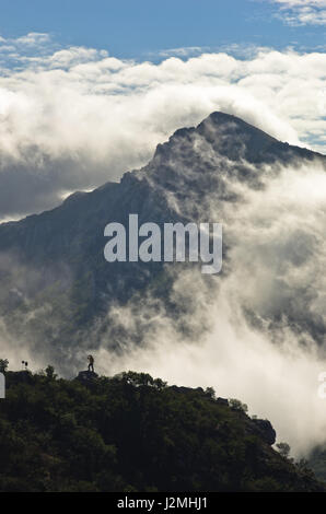 Des pics de montagne de Suva Planina au matin couvert de nuages à l'est de la Serbie Banque D'Images