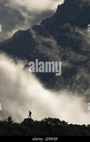 Des pics de montagne de Suva Planina au matin couvert de nuages à l'est de la Serbie Banque D'Images