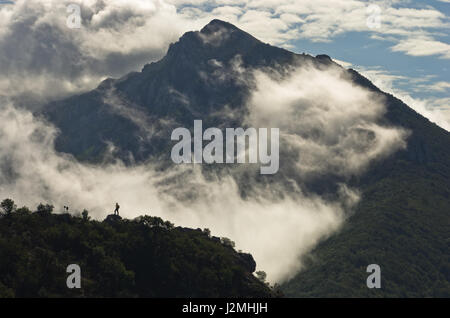 Des pics de montagne de Suva Planina au matin couvert de nuages à l'est de la Serbie Banque D'Images