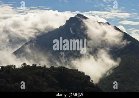 Des pics de montagne de Suva Planina au matin couvert de nuages à l'est de la Serbie Banque D'Images