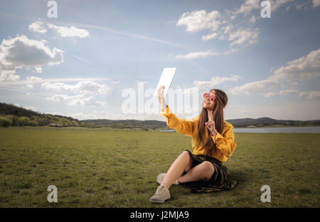 Prendre une femme hippie selfies Banque D'Images