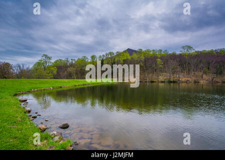 Peaks of Otter Lake, sur le Blue Ridge Parkway en Virginie. Banque D'Images