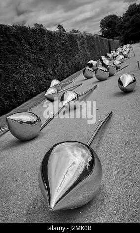 Laissez 100 fleurs bloom sculpture. par pas vitale au Yorkshire Sculpture Park en 2016. Banque D'Images