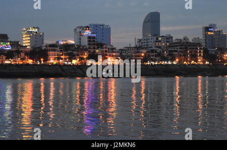 Phnom Penh City Lights et skyline de Mékong, Cambodge Banque D'Images