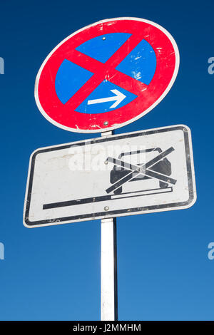 German road sign : pas d'arrêt, même sur les verges/épaule Banque D'Images