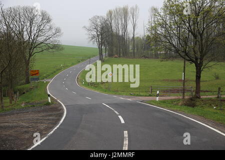 Route de campagne sinueuse dans la Rhön (Rhoen), populaire auprès des vacanciers Banque D'Images