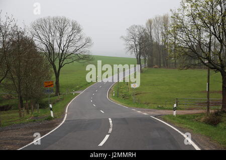 Route de campagne sinueuse dans la Rhön (Rhoen), populaire auprès des vacanciers Banque D'Images