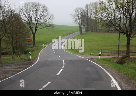 Route de campagne sinueuse dans la Rhön (Rhoen), populaire auprès des vacanciers Banque D'Images