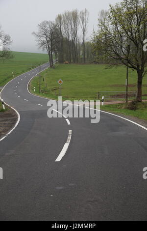 Route de campagne sinueuse dans la Rhön (Rhoen), populaire auprès des vacanciers Banque D'Images