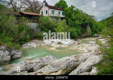 Maison en pierre dans village traditionnel de Tamara, Istra Banque D'Images