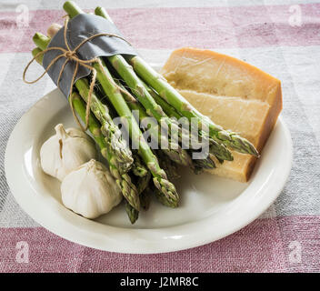 Les asperges, l'ail et le Parmesan Banque D'Images