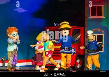 Essen, Allemagne. 27 avril, 2017. Feuerwehrmann Sam vivre : Pontypandy rockt !, le théâtre pour enfants allemand adaptation d'Welsh-British comédie animée children's television series Fireman Sam par Theatre auf Tour Darmstadt/Allemagne (en collaboration avec Van Hornes Animation, Pays-Bas). Performance au Stadthalle Wetzlar. Personnages en scène : Norman Price, Gwendolyne (arrière, initialement Bronwyn Jones), Mandy Inondation, Fireman Sam Steele (Norris, chef de service d'incendie). --- Fotocredit : Christian Lademann Banque D'Images