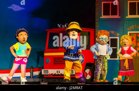 Essen, Allemagne. 27 avril, 2017. Feuerwehrmann Sam vivre : Pontypandy rockt !, le théâtre pour enfants allemand adaptation d'Welsh-British comédie animée children's television series Fireman Sam par Theatre auf Tour Darmstadt/Allemagne (en collaboration avec Van Hornes Animation, Pays-Bas). Performance au Stadthalle Wetzlar. Personnages en scène : Mandy Inondation, Fireman Sam, Norman Price, Gwendolyn (initialement Bronwyn Jones). --- Fotocredit : Christian Lademann Banque D'Images