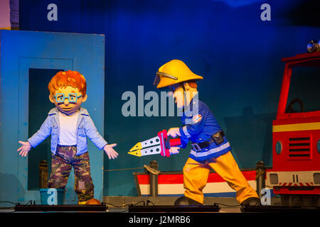 Essen, Allemagne. 27 avril, 2017. Feuerwehrmann Sam vivre : Pontypandy rockt !, le théâtre pour enfants allemand adaptation d'Welsh-British comédie animée children's television series Fireman Sam par Theatre auf Tour Darmstadt/Allemagne (en collaboration avec Van Hornes Animation, Pays-Bas). Performance au Stadthalle Wetzlar. Personnages en scène : le garçon : Norman est enregistré par Fireman Sam. --- Fotocredit : Christian Lademann Banque D'Images