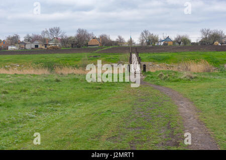 Chemin piétonnier à travers le ressort de pré-pied vieux pont sur la rivière Tomakivka dans Topyla village, centre de l'Ukraine Banque D'Images
