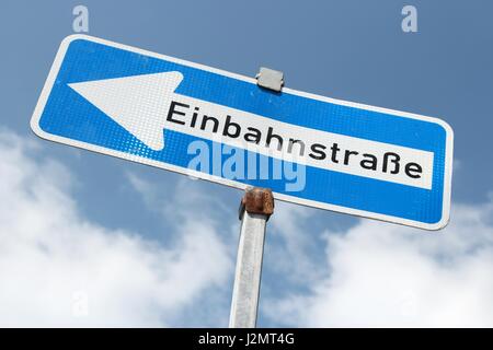 German road sign : rue à sens unique Banque D'Images