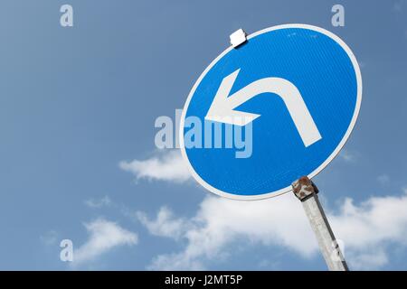 German road sign : tournez à gauche Banque D'Images