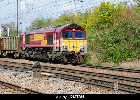 Locomotive diesel de la classe 66 à la tête d'un fret en direction sud au travers de Hitchin, Hertfordshire, England, UK Banque D'Images