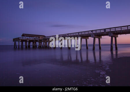 Jetée de Tybee Island au coucher du soleil en Géorgie Banque D'Images