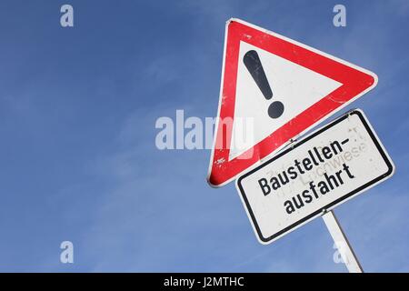 German road sign : attention - la sortie du site de construction Banque D'Images