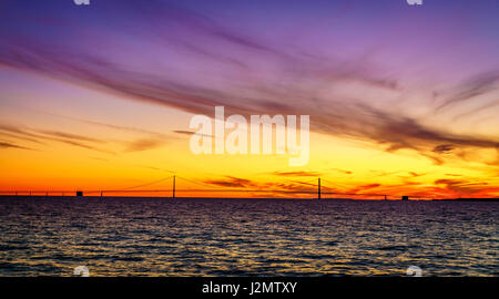 Vue panoramique du détroit de Mackinac et Mackinac Bridge dans le Michigan au coucher du soleil Banque D'Images