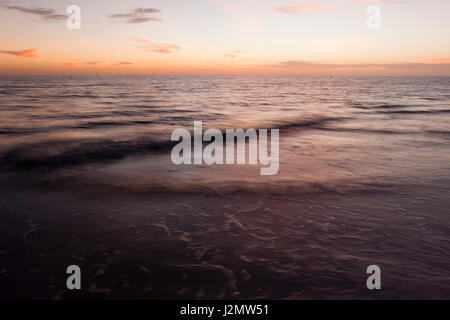 Coucher du Soleil reflété sur Siesta Key Beach Surf à Sarasota, Floride. Banque D'Images