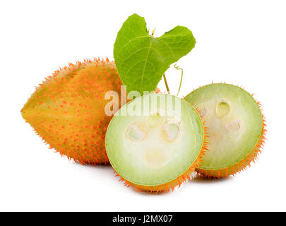 Gac fruits isolés sur le fond blanc. Banque D'Images