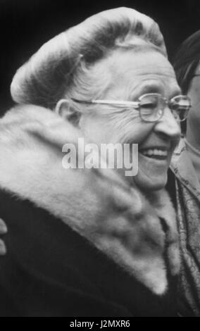 Corrie ten Boom (1892-1983) était un horloger et Christian arrêté par les Nazis pour cacher des Juifs pendant la Seconde Guerre mondiale. Elle a été emprisonnée à Scheveningen lorsque la résistance des matériaux et l'utilisation des cartes de rationnement ont été trouvés dans sa maison. Après le procès, elle a été transférée à deux camps de concentration. Sa libération du camp de concentration de Ravensbrück (elle avait dit plus tard) était le résultat d'une erreur d'écriture et une semaine plus tard, les autres femmes de son groupe d'âge ont été envoyés à la chambre à gaz. Son livre de 1971 et 1975, le film La Cachette, présentent le travail de sa famille à se cacher des réfugiés durant la Seconde Guerre mondiale. Banque D'Images