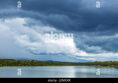 Vue sur le lac, et nuageux ciel bleu foncé sur à la pluie à Huay Tung Tao, Chiang Mai, Thaïlande Banque D'Images
