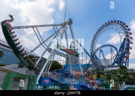 TOKYO, JAPON - 19 avril 2016 - Principale attraction manèges sont en opération au Dome de Tokyo, Tokyo, Japon le 19 juillet 2016. Banque D'Images