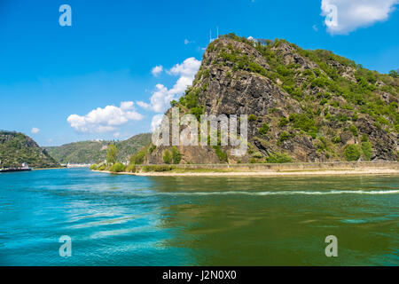 La Lorelei (Loreley) une ardoise raide rocher sur la rive droite du Rhin dans les gorges du Rhin (Rhin moyen) ou à Sankt Goarshausen en Allemagne. E Banque D'Images