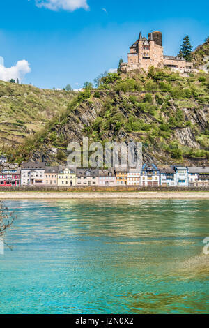 Sankt Goarshausen à Nassau sur la rive orientale du Rhin, dans la section connue sous le nom de gorges du Rhin, juste en face de la rivière de Sankt Goar, Rhi Banque D'Images