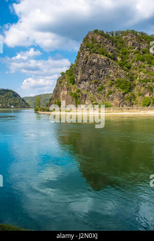 La Lorelei (Loreley) une ardoise raide rocher sur la rive droite du Rhin dans les gorges du Rhin (Rhin moyen) ou à Sankt Goarshausen en Allemagne. E Banque D'Images