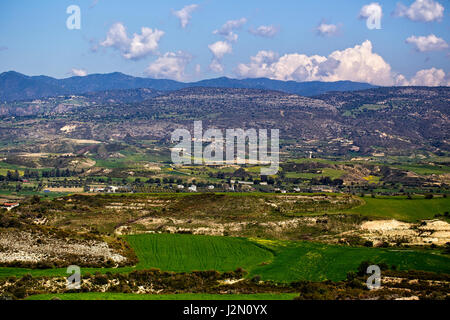 La terre agricole avec comme toile de fond les montagnes Troodos, Paphos, Chypre. Banque D'Images