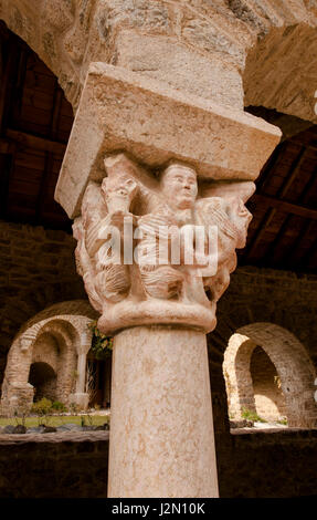 Colonne sculptée avec des animaux et des personnes, abbaye bénédictine de Saint-Martin-du-Canigou, Pyrénées-Orientales, France Banque D'Images