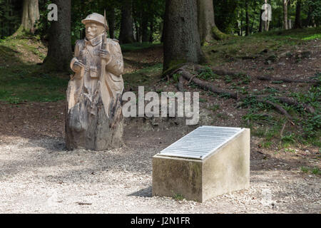 VERDUN, FRANCE - Le 19 août 2016 : Plaque commémorative et la sculpture sur bois soldat dans Fleury, French Village complètement détruit par une Première Guerre mondiale Banque D'Images