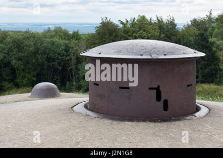 Fort Douaumont près de Verdun en France avec tourelle mitrailleuse utilisée dans Première Guerre mondiale. Elle a été soulevée pour la cuisson puis abaissé pour la protection. Banque D'Images