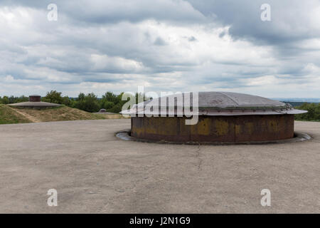 Fort Douaumont près de Verdun en France avec tourelle mitrailleuse utilisée dans Première Guerre mondiale. Elle a été soulevée pour la cuisson puis abaissé pour la protection. Banque D'Images