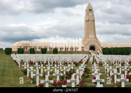 VERDUN, FRANCE - Le 19 août 2016 : Douaumont ossuaire et cimetière pour Première Guerre mondiale l'un des soldats qui sont morts à la bataille de Verdun Banque D'Images