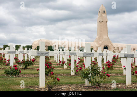 VERDUN, FRANCE - Le 19 août 2016 : Douaumont ossuaire et cimetière pour Première Guerre mondiale l'un des soldats qui sont morts à la bataille de Verdun Banque D'Images