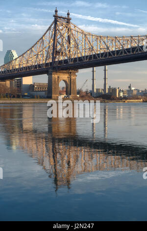 Pont Queensborough entre Roosevelt Island et Long Island City dans le Queens, New York City Banque D'Images