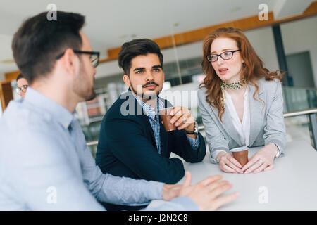 Partenaires d'affaires et des collègues ayant la conversation lors d'Pause café Banque D'Images
