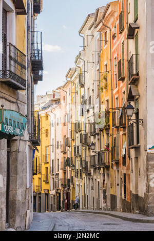 La vieille ville de Cuenca maisons pastel le long de la rue Alfonso VIII, Cuenca, Castilla La Mancha, Espagne Banque D'Images