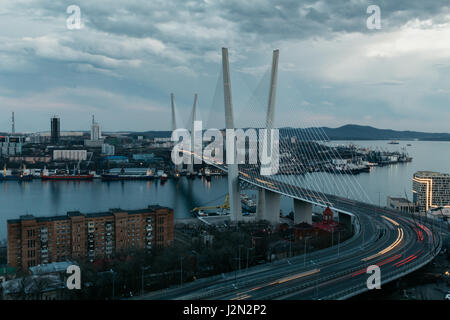 Le pont de Kursi Jahiloss Rog (Corne d'or) Bay à Vladivostok, en Russie. Banque D'Images