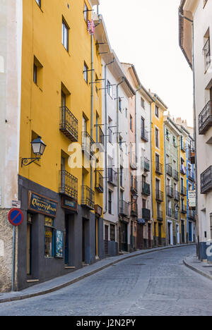 La vieille ville de Cuenca maisons pastel de Alfonso VIII street, Cuenca, Castilla La Mancha, Espagne Banque D'Images