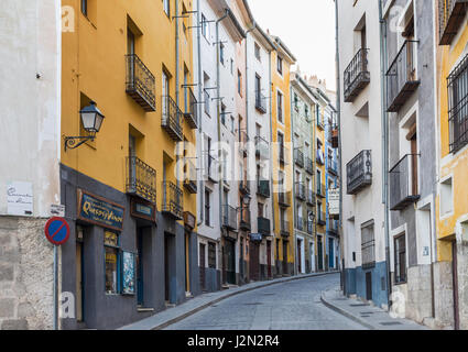 La vieille ville de Cuenca maisons pastel de Alfonso VIII street, Cuenca, Castilla La Mancha, Espagne Banque D'Images